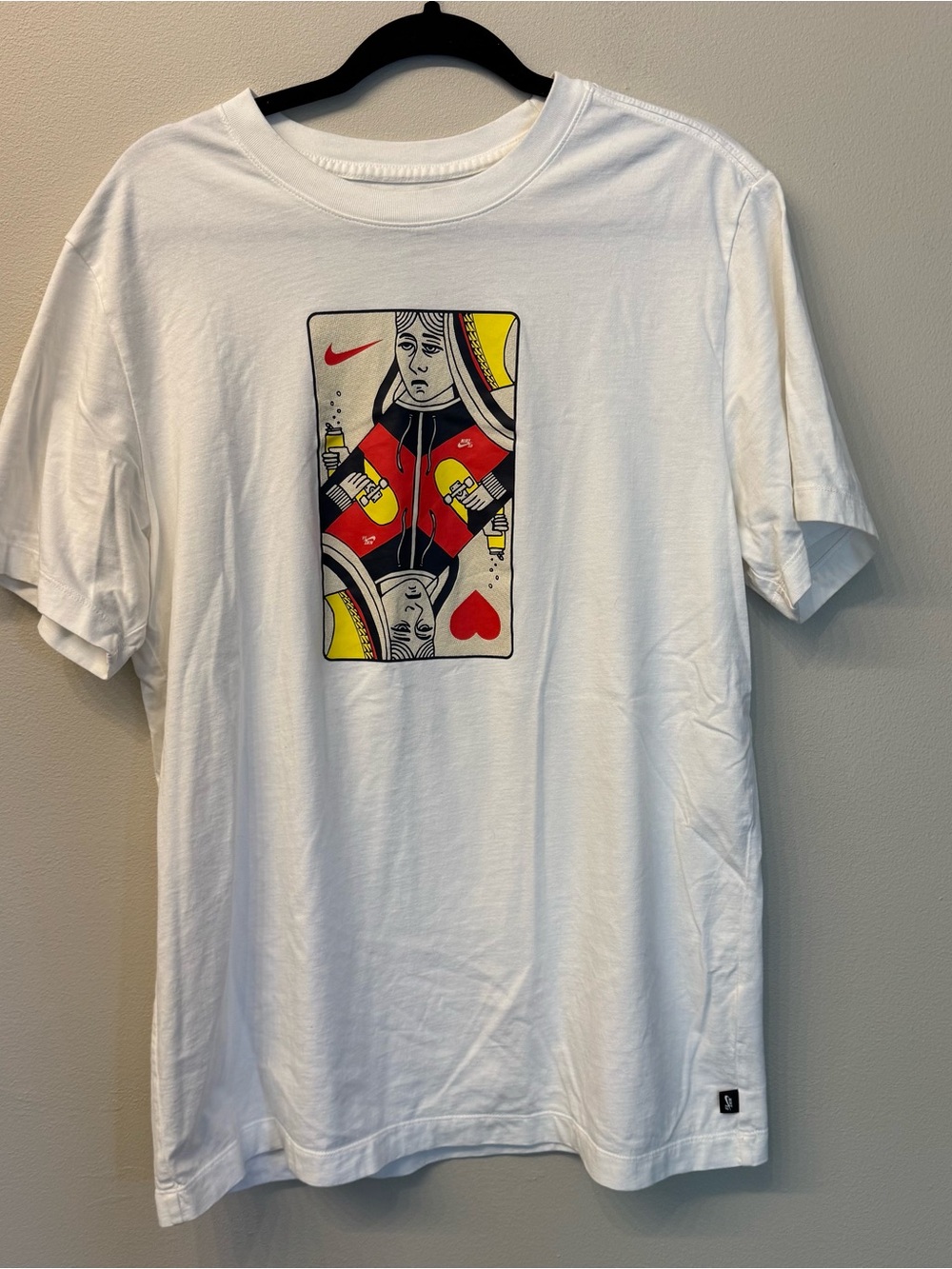 Nike White SB Short-Sleeve Tee Queen of Hearts Playing Card Graphic Men’s Large